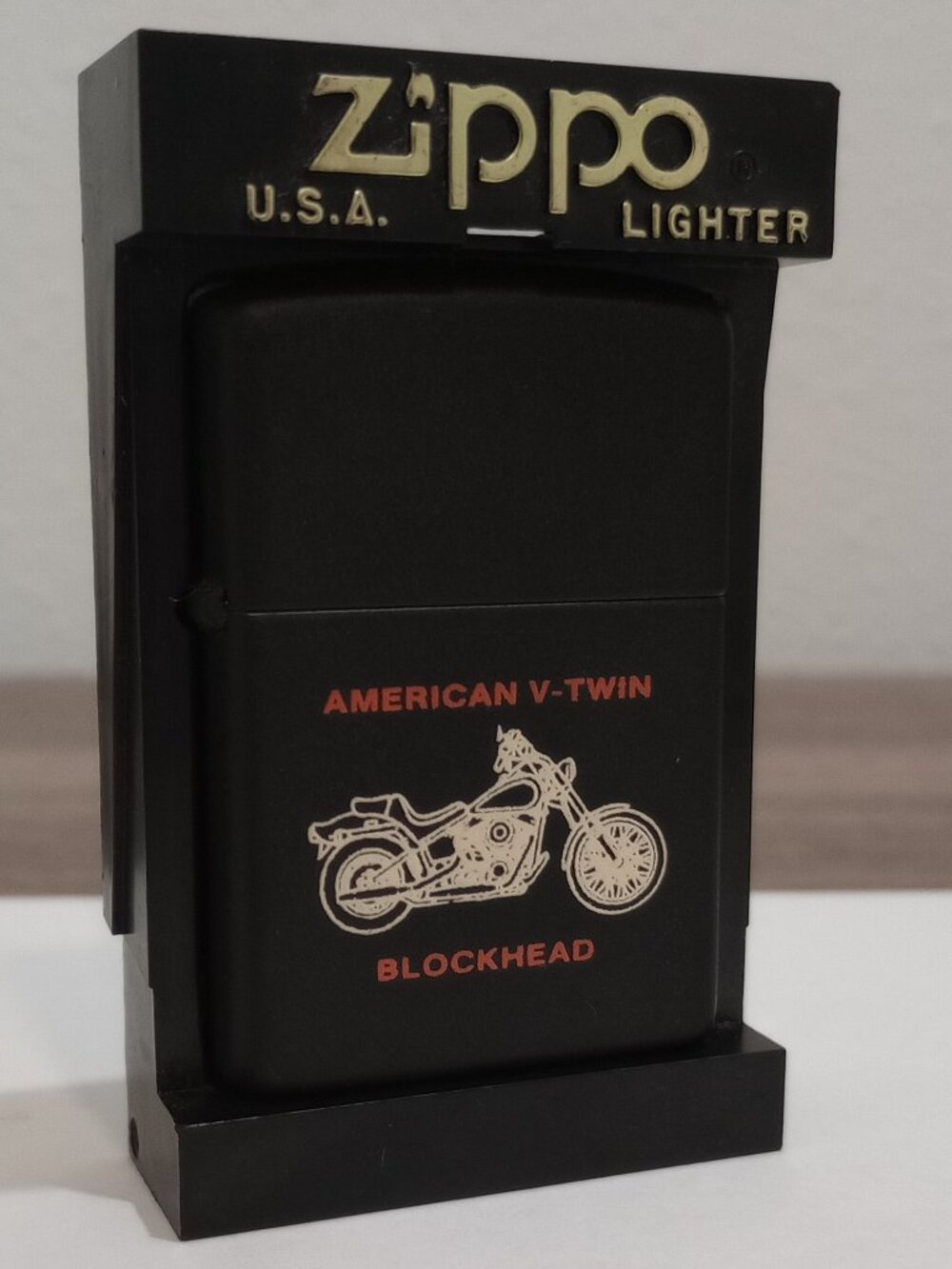 VINTAGE ZIPPO AMERICAN V-TWIN MOTORCYCLE LIGHTER UNIFRED (NOS)